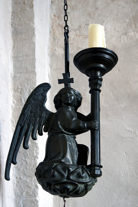 Engel-Leuchter mit Kerze der Kirche in Behlendorf 