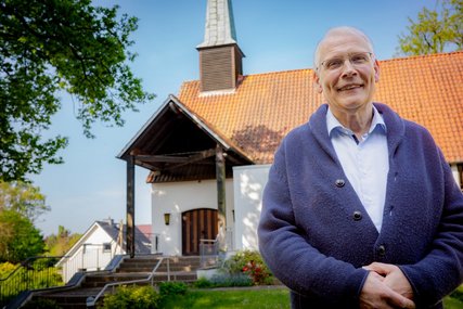 Ein Mann steht vor einer Kirche - Copyright: Bastian Modrow 