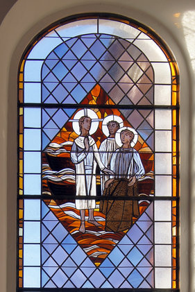 Blick auf ein hohes Bleiglasfenster in St. Petri Ratzeburg