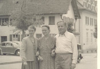 Ein historisches Foto. Drei Menschen sind zu sehen. Sie stehen eingeharkt nebeneinander. - Copyright: Uni-Archiv Mainz/privat