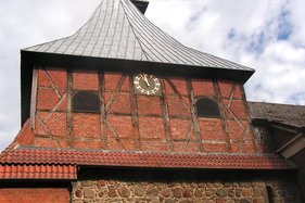 Der Turm von St. Dionys und St. Jakobus Lütau