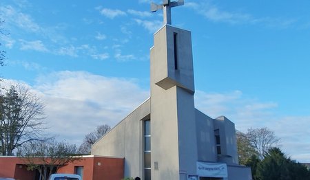 Blick auf eine Kirche im Winter