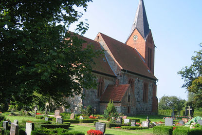 Friedhof vor der Kirche in Behlendorf