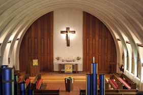 Blick von der Orgelempore auf den Altar