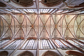Blick von unten auf das Kreuzgewölbe in St. Marien