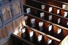 Gebetbuchfächer im Kastengestühl: Zu sehen sind die Andachts- und Erbauungsblättchen, aus dem 17. Jahrhundert, in den Gebetbuchfächern der St.-Jakobi-Kirche