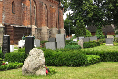 Gräber neben der Katharinenkapelle in Witzeeze