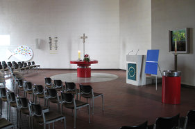Der Innenraum der Kreuzkirche mit Altar und Kanzel