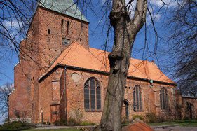 Seitliche Außenansicht der St.-Nicolai-Kirche Mölln