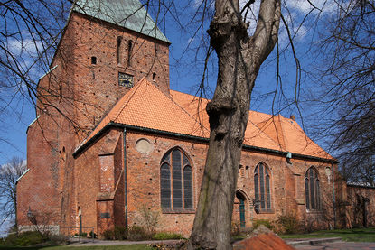 Seitliche Außenansicht der St.-Nicolai-Kirche Mölln - Copyright: Manfred Maronde