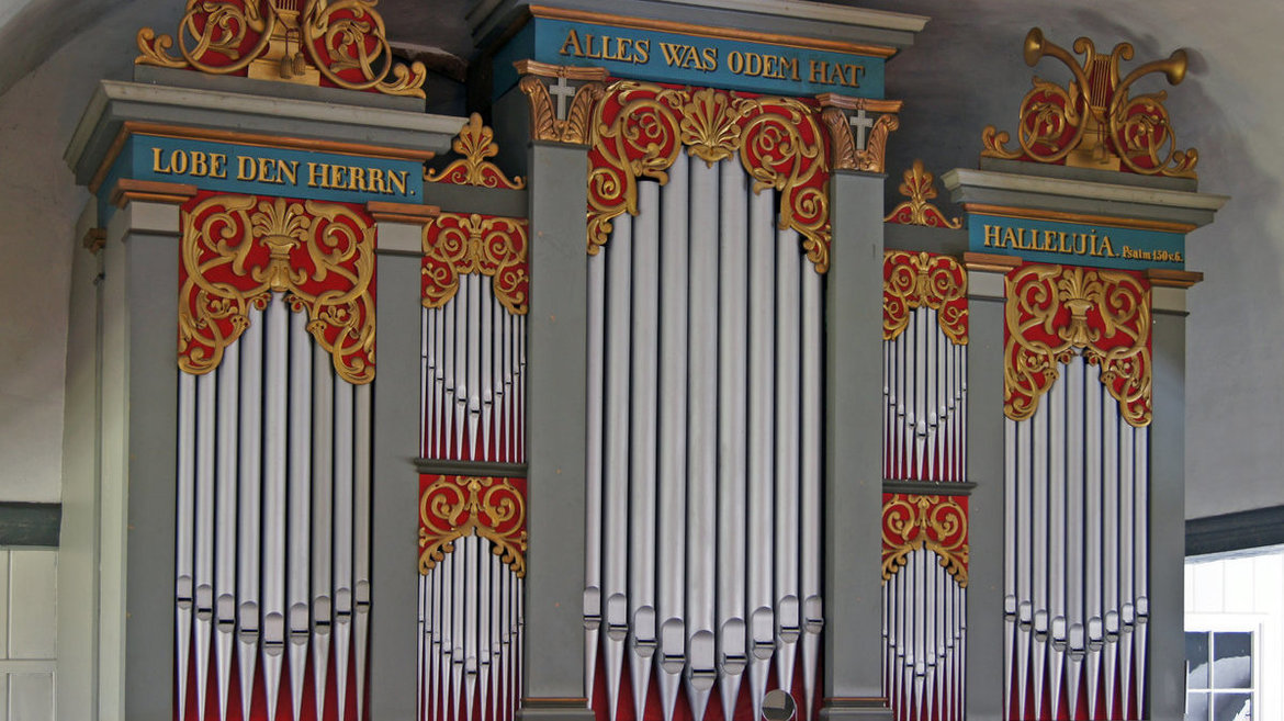 Blick auf eine Orgel