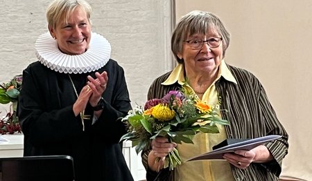 Zwei Frauen in einer Kirche. 