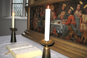 Blick auf den Altar und historisches Altarbild der St.-Jürgen-Kapelle