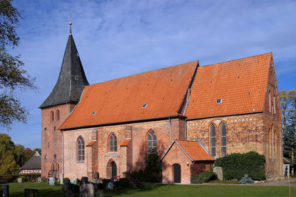 Außenansicht der St.-Willehad-Kirche in Groß Grönau von der Seite - Copyright: Manfred Maronde