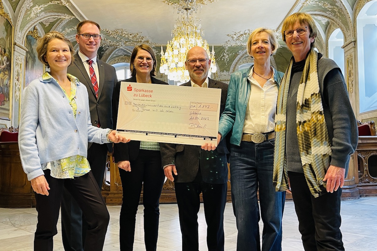 V. li.: Heike Reimann, Fundraiserin „Sieben Türme will ich sehen“, Bürgermeister Jan Lindenau, die Dompastoren Margrit Wegner und Martin Klatt, Petra Ulrich, Vorsitzende des Vereins Lübecker Stadtführer e.V. und Sieben-Türme-Projektleiterin Cornelia Schäfer bei der Scheckübergabe im Audienzsaal des Rathauses.
