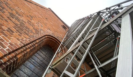 Blick auf das Baugerüst am Turm des Ratzeburger Doms.