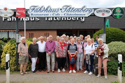 Die ehrenamtlich engaierten Menschen stehen vor einem Lokal und schauen in die Kamera. - Copyright: Ursula Hauser