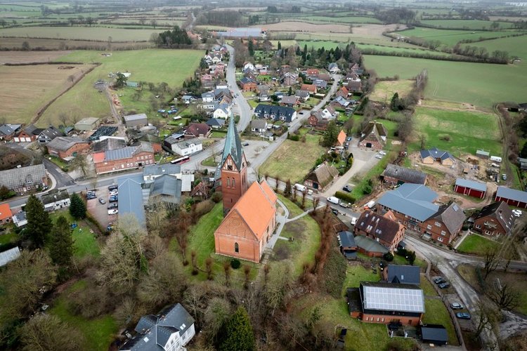 Kirche auf einem Hügel, Gebäude um den Hügel - Copyright: Oliver Beck