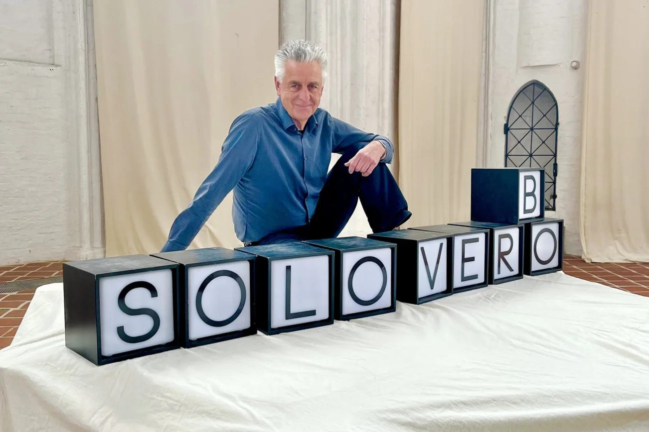 Ein Mann sitzt in einer Kirche 