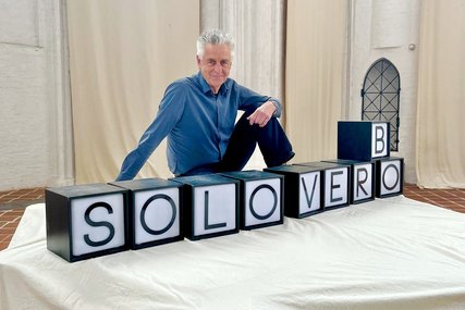 Ein Mann sitzt in einer Kirche  - Copyright: Daniel Sorour