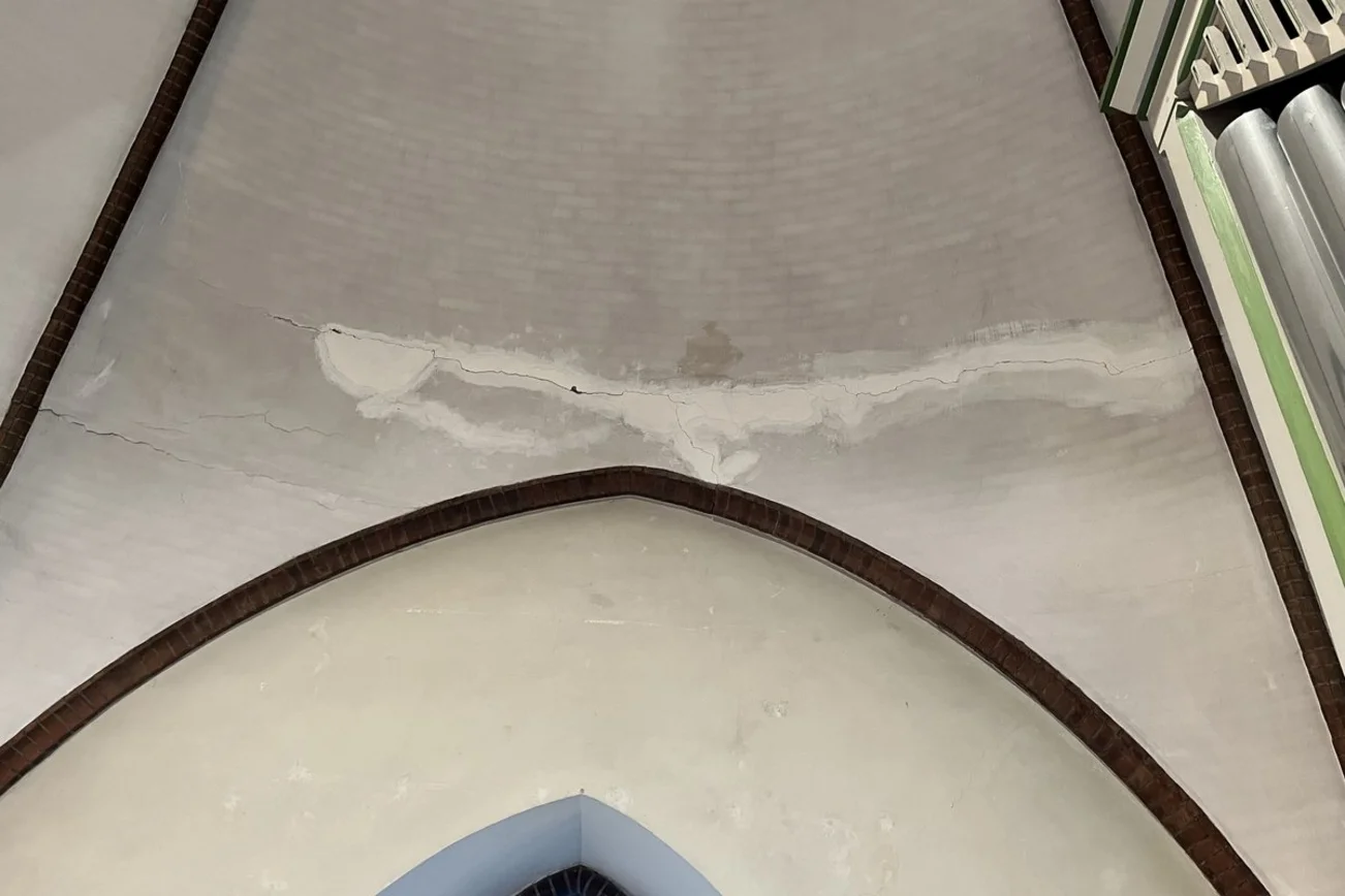 Riss an einer Kirchendecke