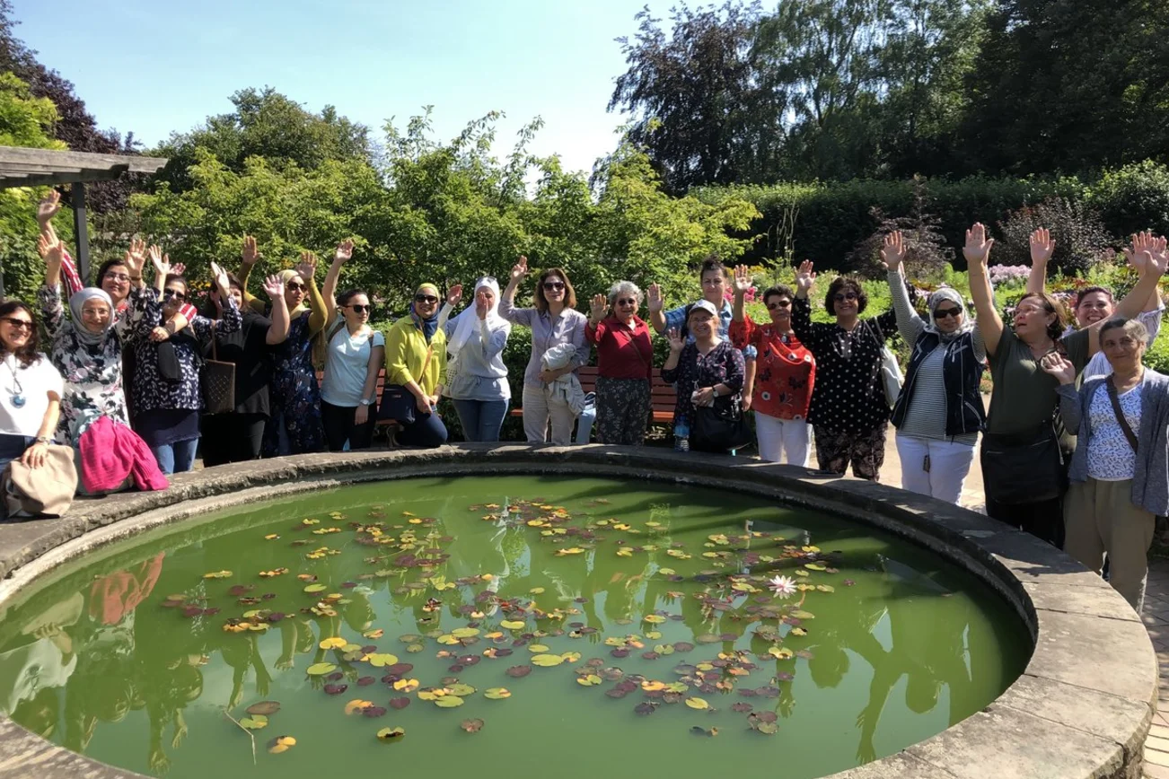 Gruppenbild mit fröhlichen Menschen