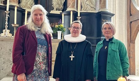 Drei Frauen in einer Kirche