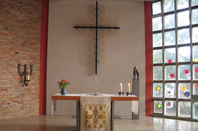 Der Altar und das Altarkreuz in St. Martin