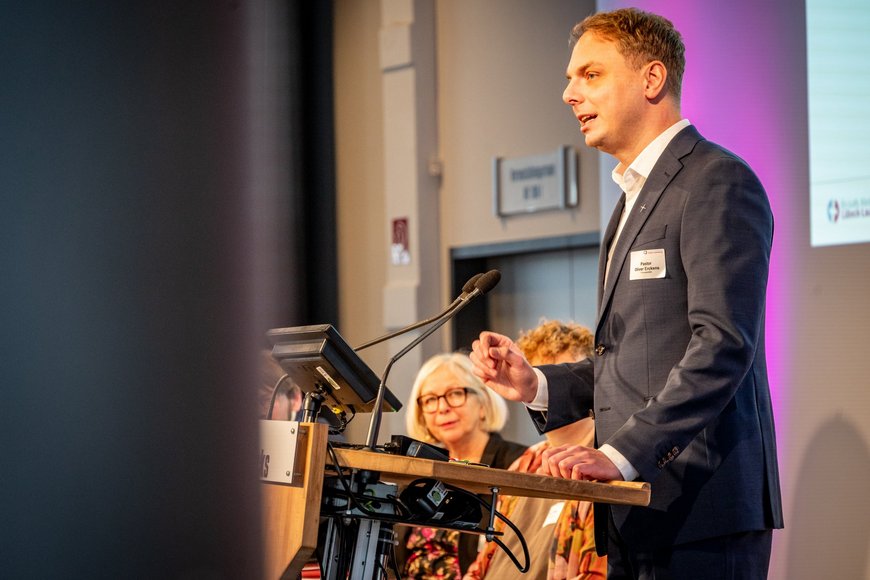 Ein Mann steht am Rednerpult - Copyright: Lena Modrow 