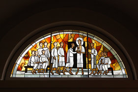 Ein halbkreisförmiges Fensterbild in der St-Bartholomäus-Kapelle Salem