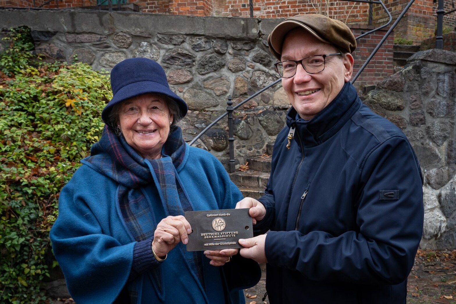 Zwei menschen schauen in die Kamera 