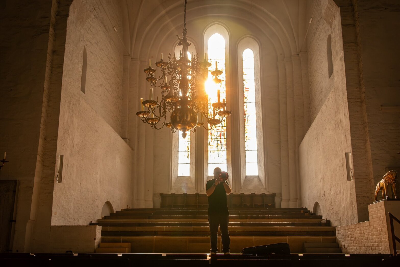 Ein Mann in einer Kirche