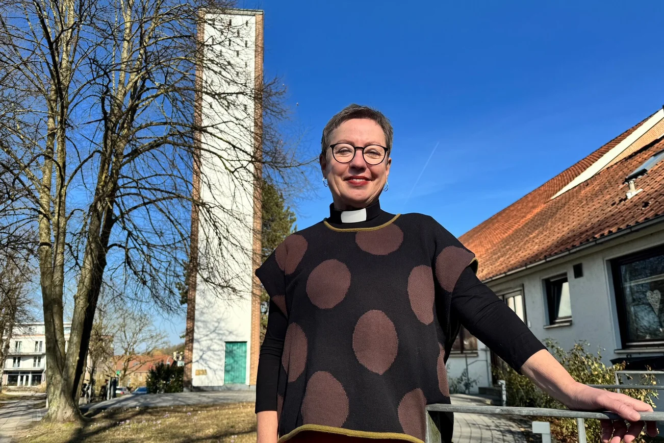 Eine Frau vor einer Kirche
