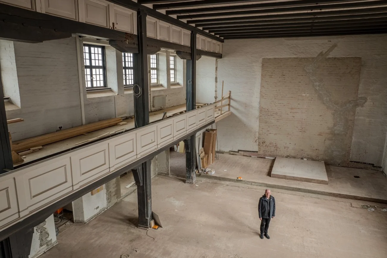 Ein Mann in einer entkernten Kirche