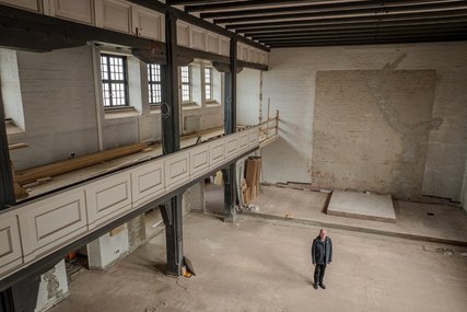 Ein Mann in einer entkernten Kirche - Copyright: Oliver Beck
