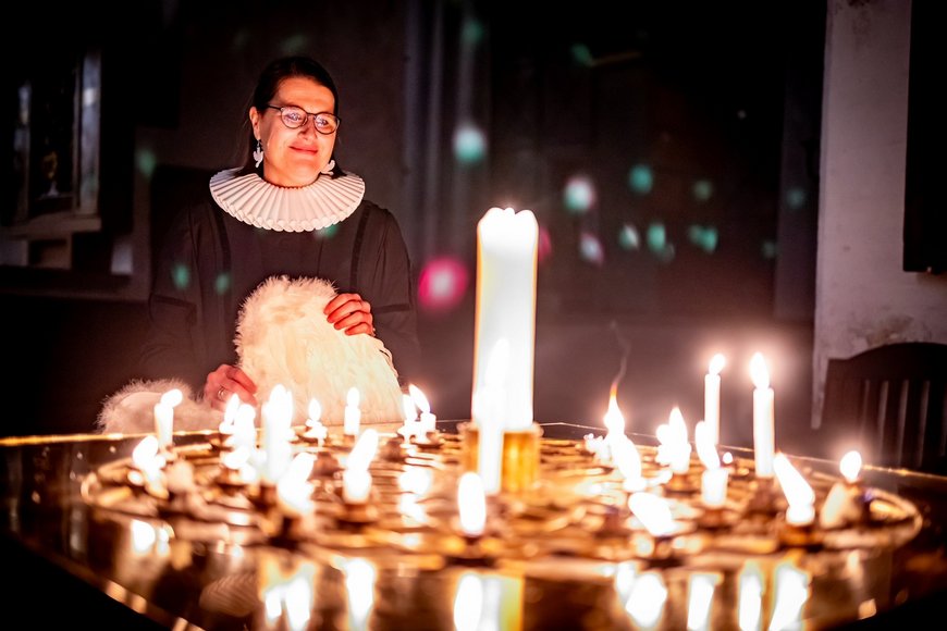 Eine Frau in einer Kirche  - Copyright: Lena Modrow