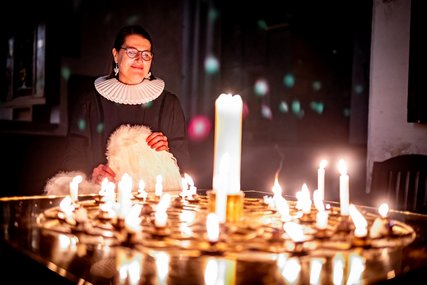 Eine Frau in einer Kirche  - Copyright: Lena Modrow