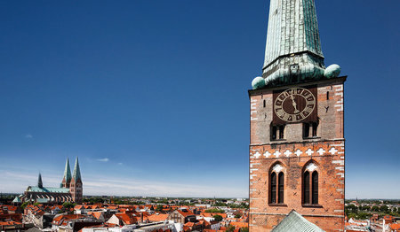 Luftaufnahme Turm St. Jakobi, links im Bild ist die Marienkirche, ebenso wie die Dächer Lübecks zu sehen.