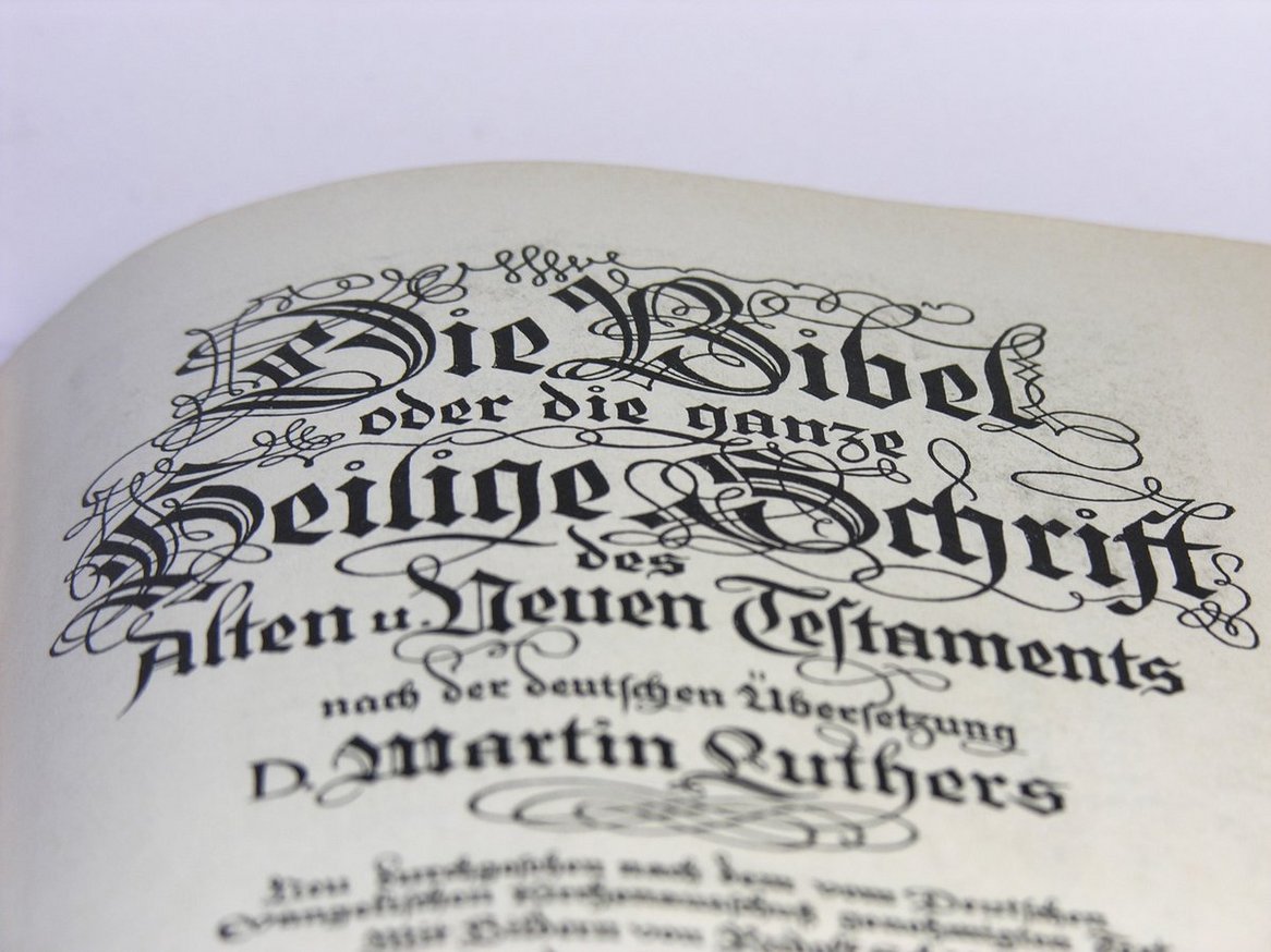 In altdeutscher Schrift: Die Bibel oder die ganze heilige Schrft des Alten u. Neuen Testaments