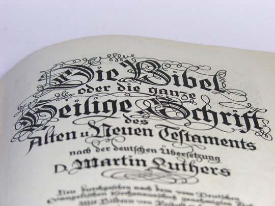 In altdeutscher Schrift: Die Bibel oder die ganze heilige Schrft des Alten u. Neuen Testaments