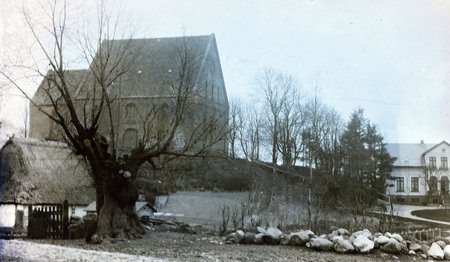 Historisches Bild einer Kirche ohne Turm auf einem Berg.