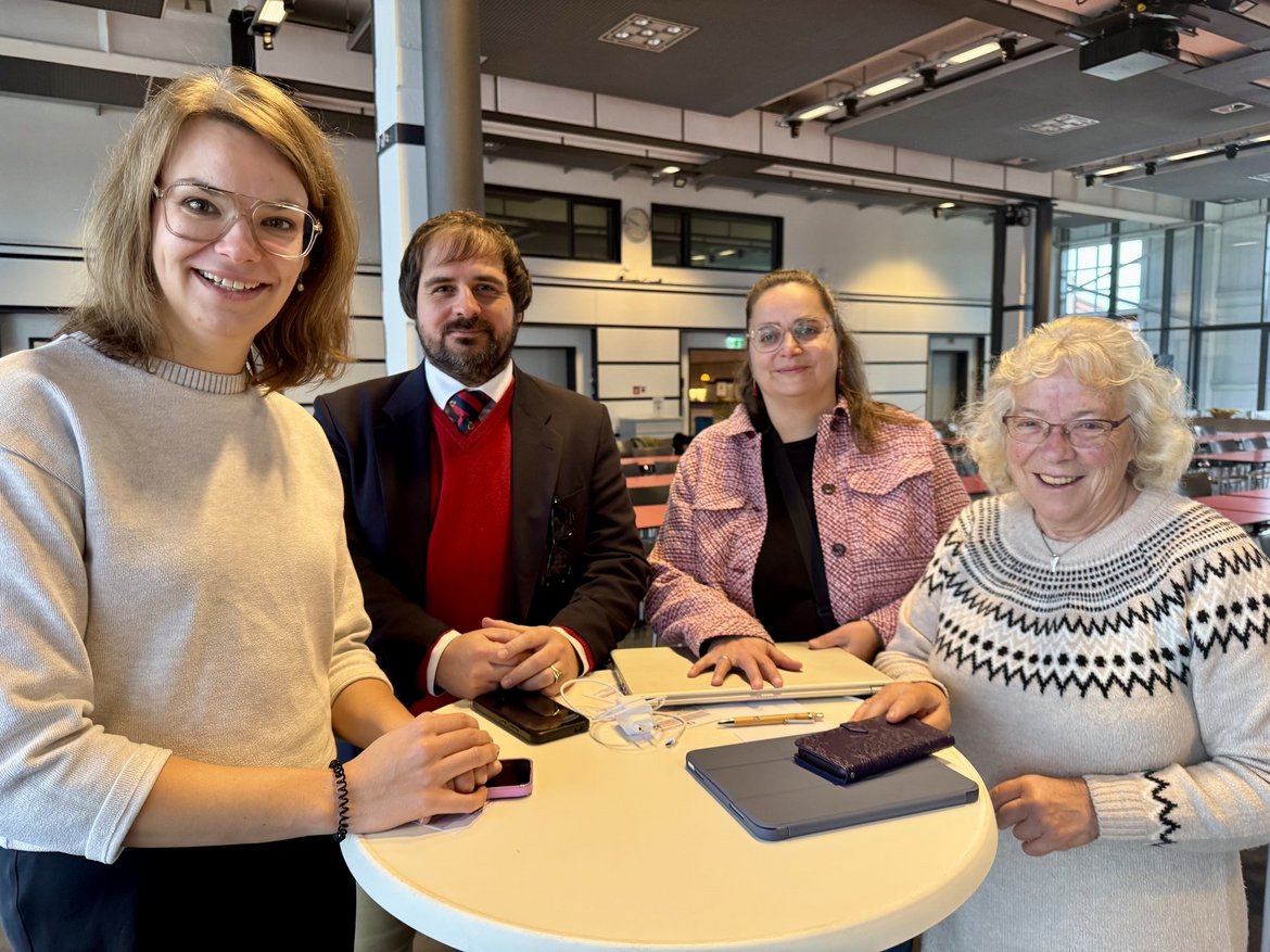 Menschen in einem Raum 