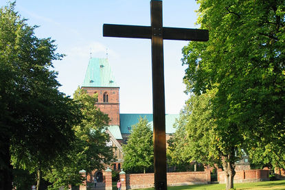 Ein großes Holzkreuz vor dem Eingang des Ratzeburger Doms