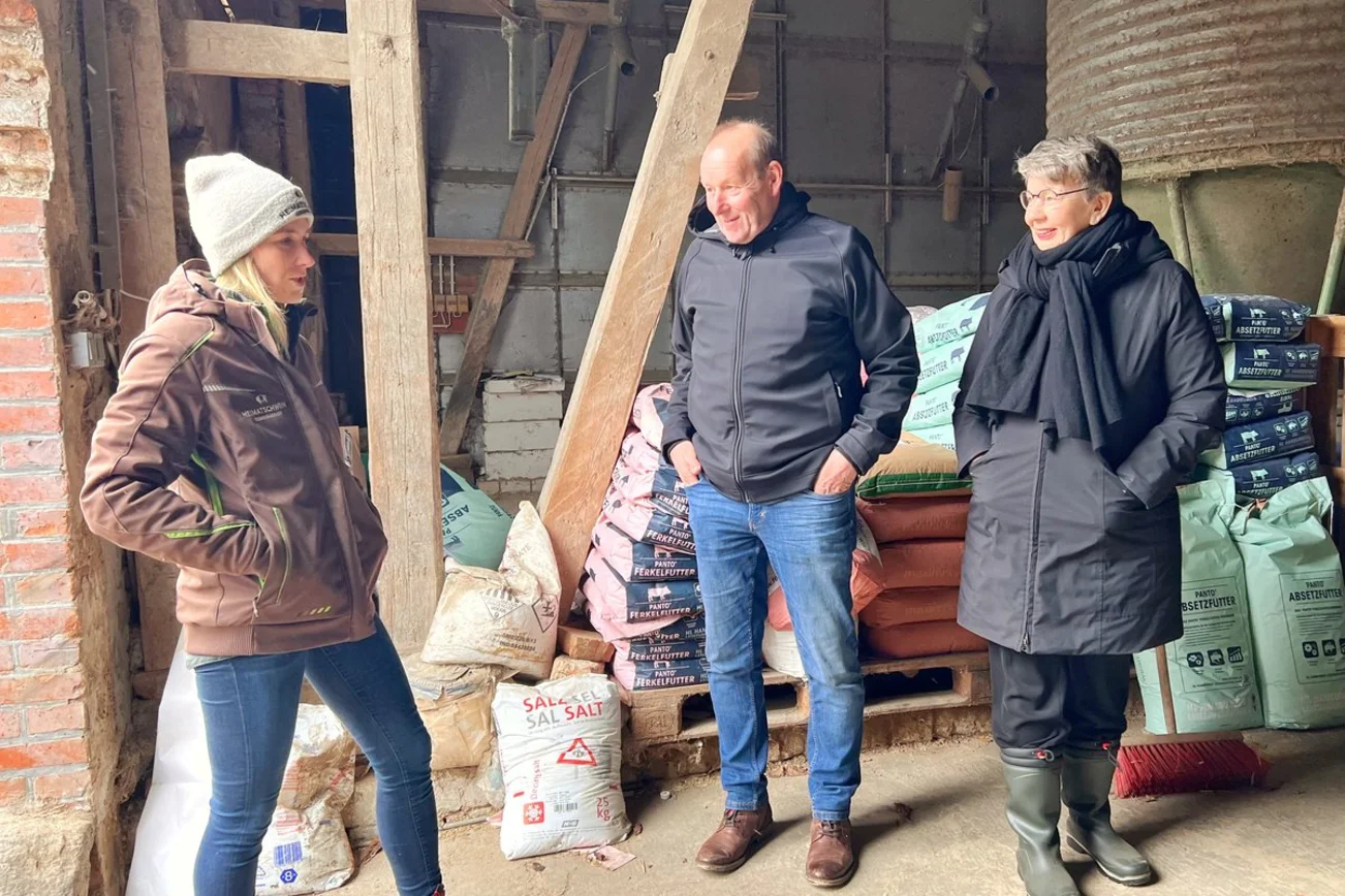 Personen in einer Scheune