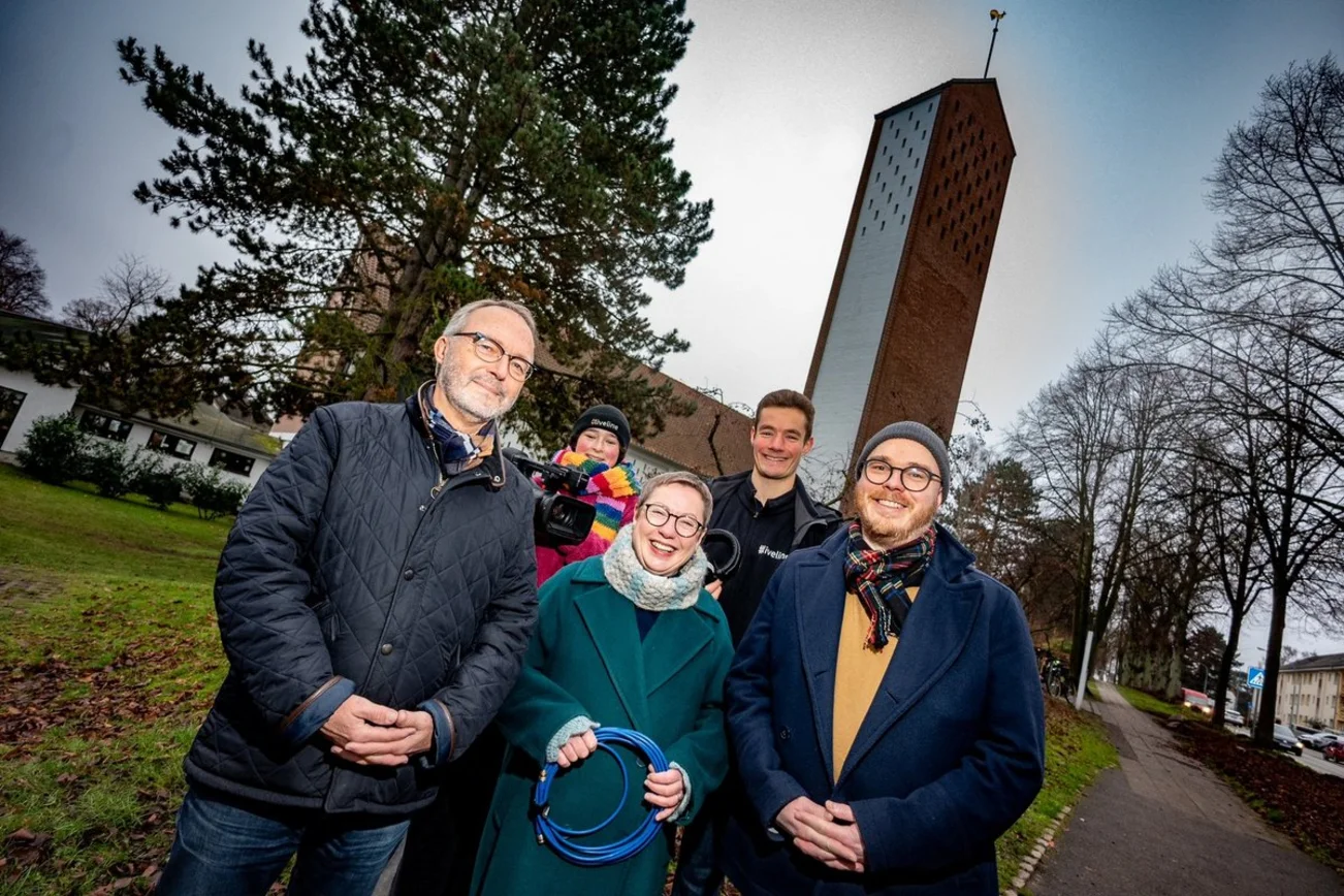 Menschen vor einer Kirche 