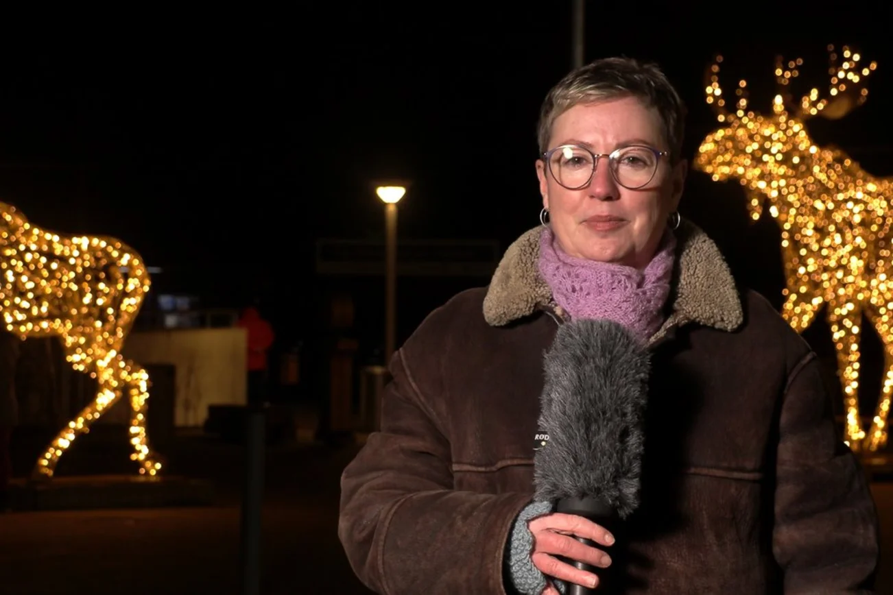 Eine Person steht bei Dunkelheit vor den Treppchen in Travemünde. 