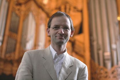 Kirchenmusiker Eckhard Bürger vor der Orgel in St. Aegidien - Copyright: Katja Launer