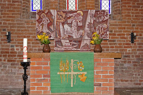 Blick auf den Altar in St.-Clemens-St.-Katharinen Seedorf