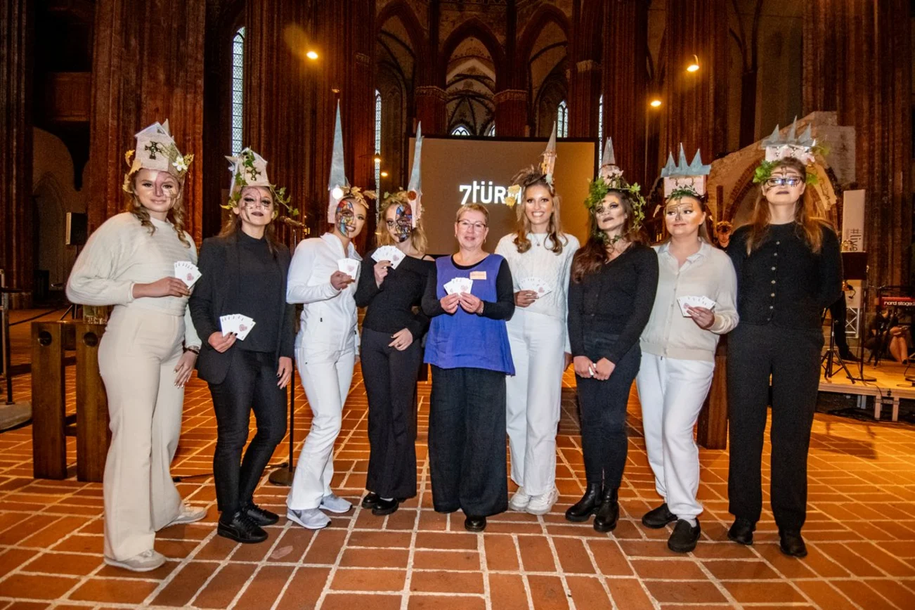 Menschen in einer Kirche