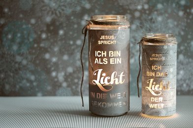 Zwei Laternen mit Text - Copyright: N. Schwarz © GemeindebriefDruckerei.de